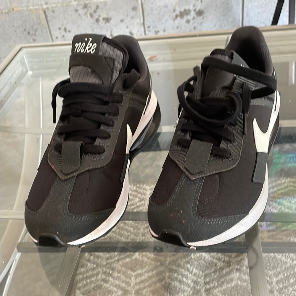 Nike Black and White Sneakers Athletic Casual